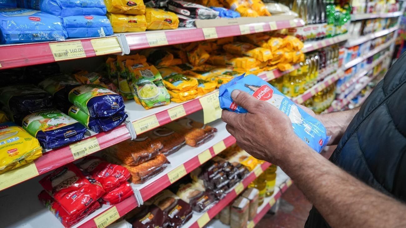 Cómo repercute la suba del dólar en los supermercados