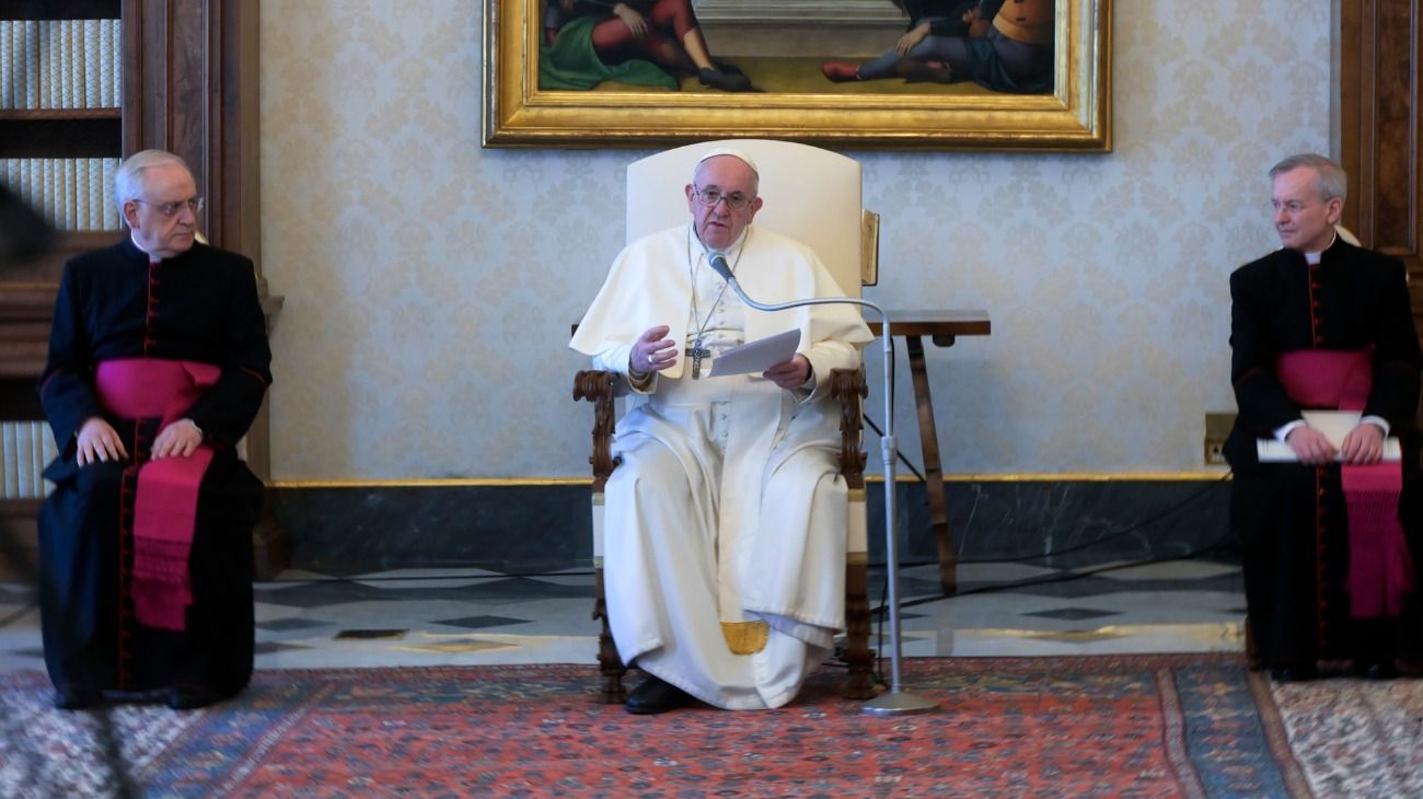 Vivo | Francisco da la misa del Jueves Santo en soledad