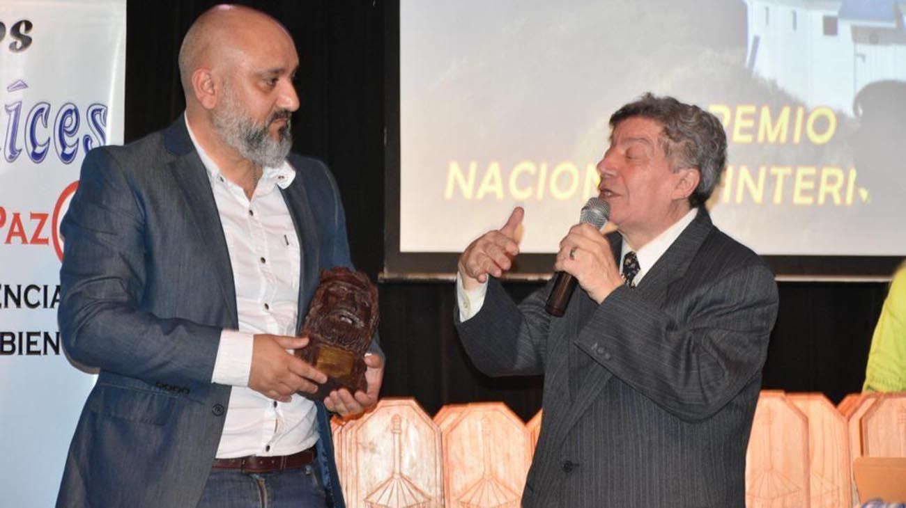 El empresario de medios y periodista Alejandro Olmos recibió el Premio Raíces