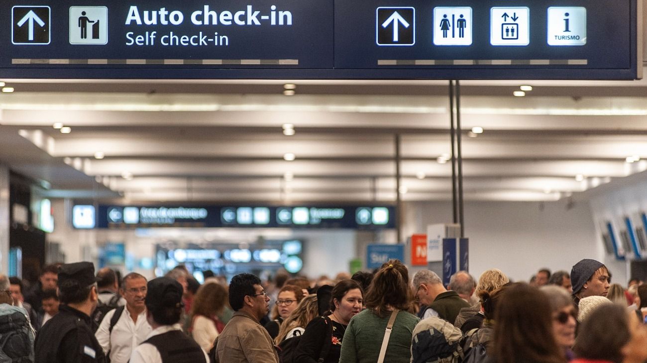 De vacaciones en avión: el receso invernal arrancó con récord de pasajeros