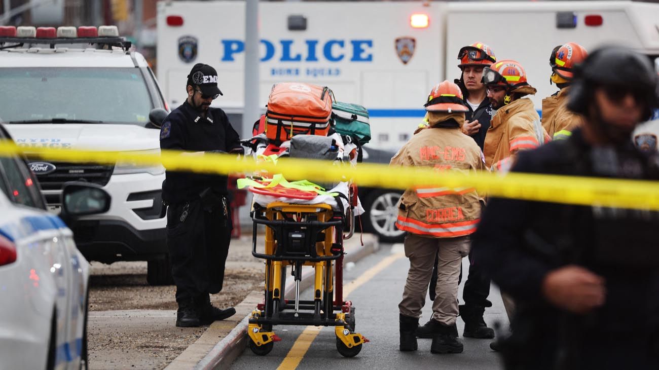 Tiroteo en Brooklyn: hallaron artefactos explosivos sin detonar en la estación de subte