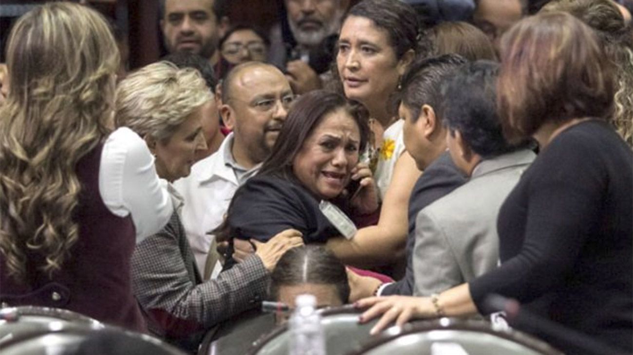 México: El trágico momento en que una diputada se entera del asesinato de su hija