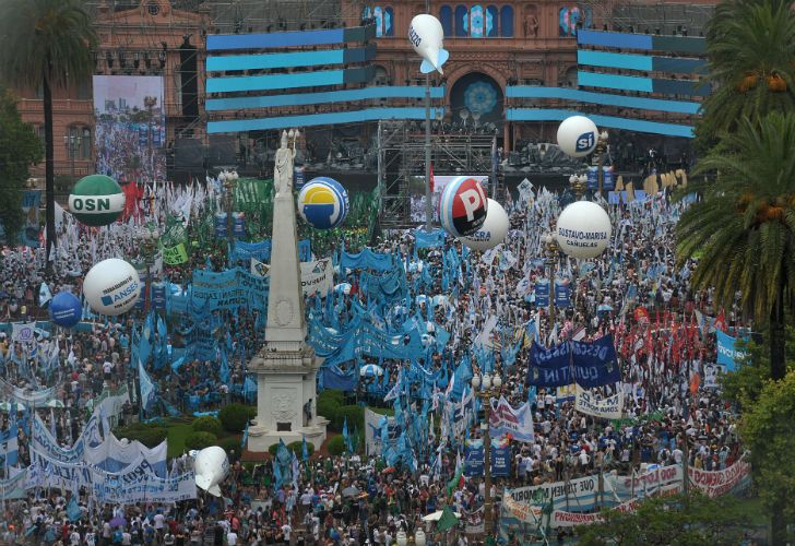 Bajo la lluvia, militantes K se empecinan en copar la Plaza