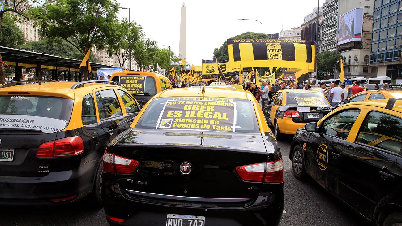 Procesan al primer taxista "Caza Uber" por agredir a dos choferes