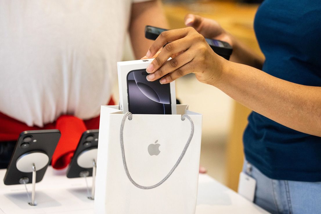Donald Trump y Tim Cook dialogan mientras Apple considera elevar sus precios
