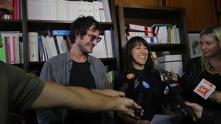 La pareja de artistas detenidos aún no puede volver a Chile