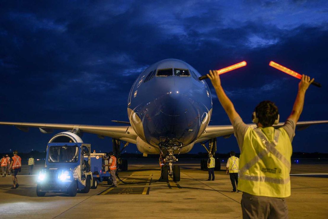 Por el aumento de contagios en el personal, Aerolíneas Argentinas canceló siete vuelos