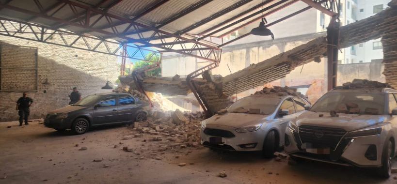 Conmoción por derrumbe en barrio General Paz: graves daños en autos y edificios linderos