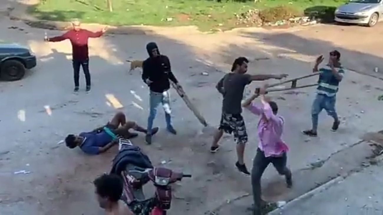 La insólita "pelea de muletas" que se viralizó en redes sociales