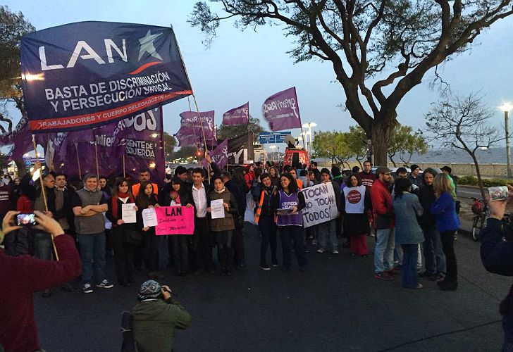 Cortan avenida Costanera por protesta de empleados de LAN