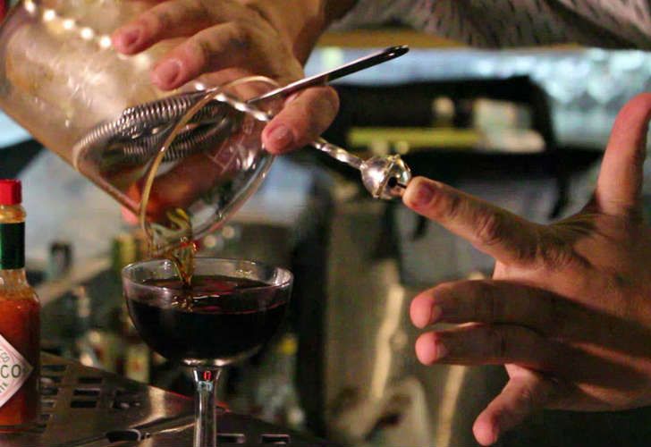 Video: te enseñamos a preparar un Manhattan Black picante