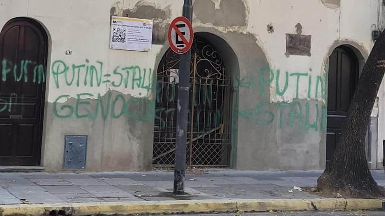 Vandalizaron la principal iglesia ortodoxa rusa de Argentina con críticas a Putin