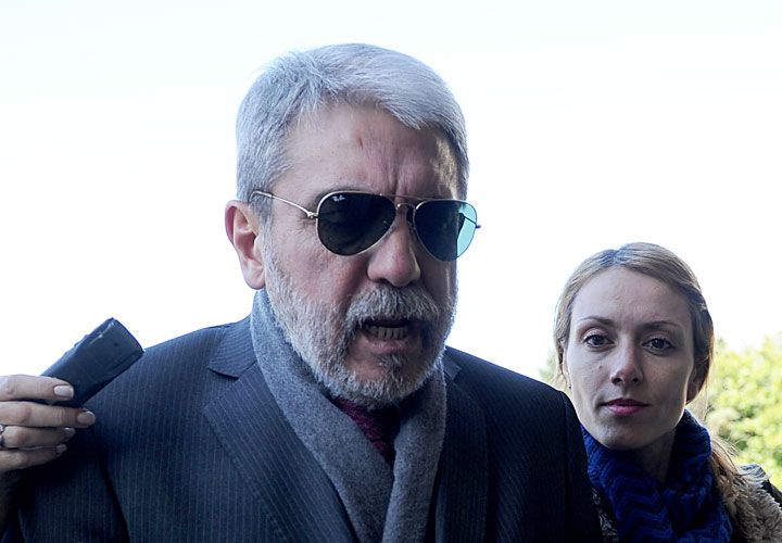 Ya hay varios paraguas abiertos