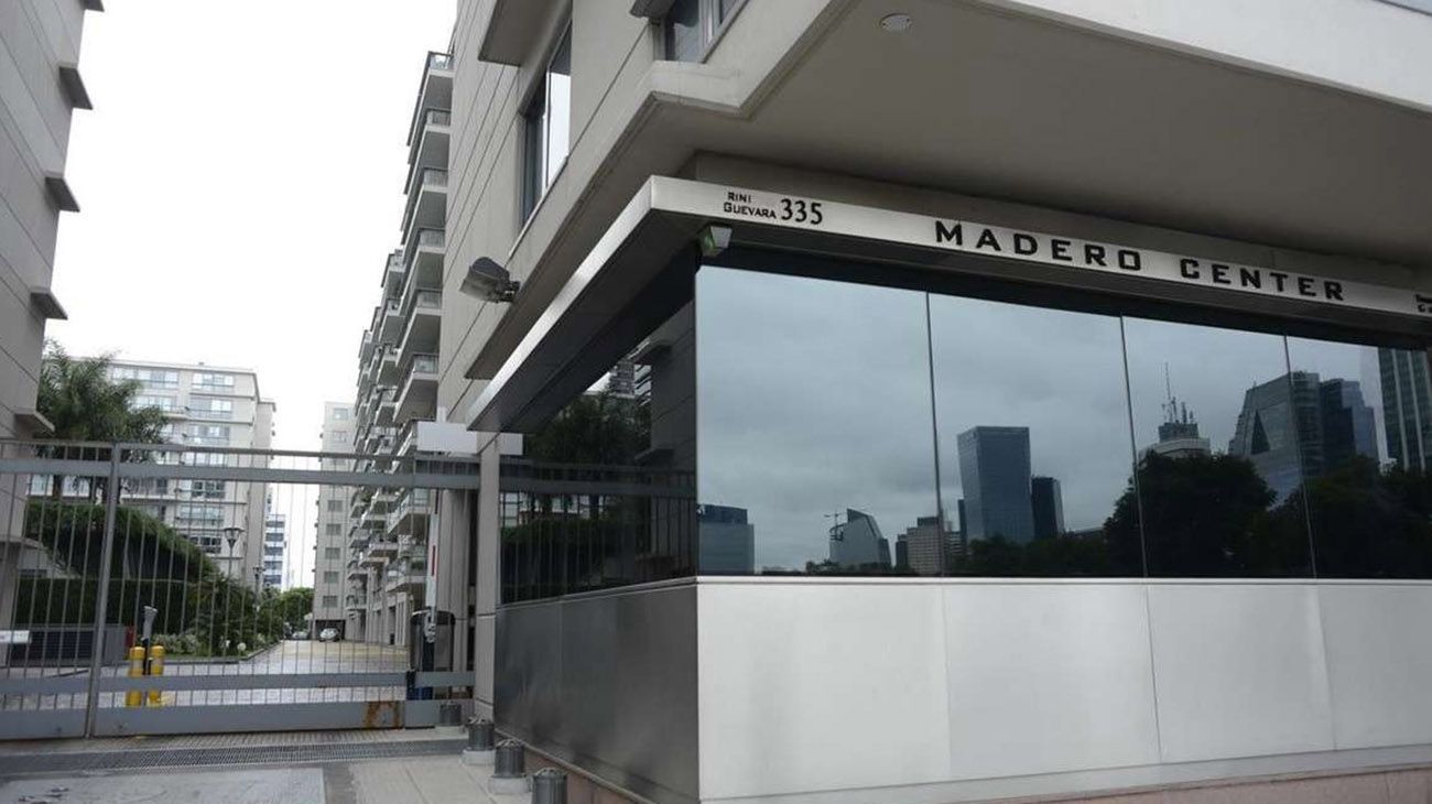 La modelo que cayó al vacío se sentó sobre la baranda del balcón