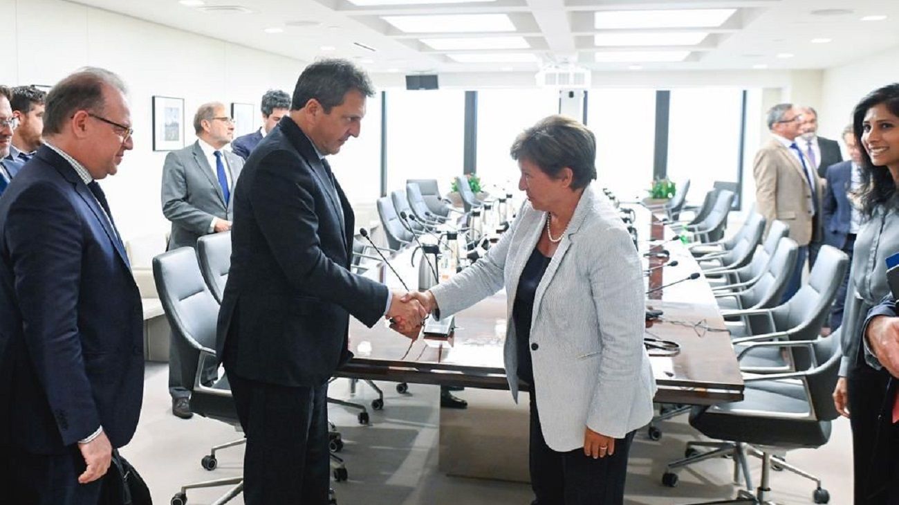 El FMI le exigió al Gobierno que suba las tarifas y ajuste los salarios públicos y jubilaciones