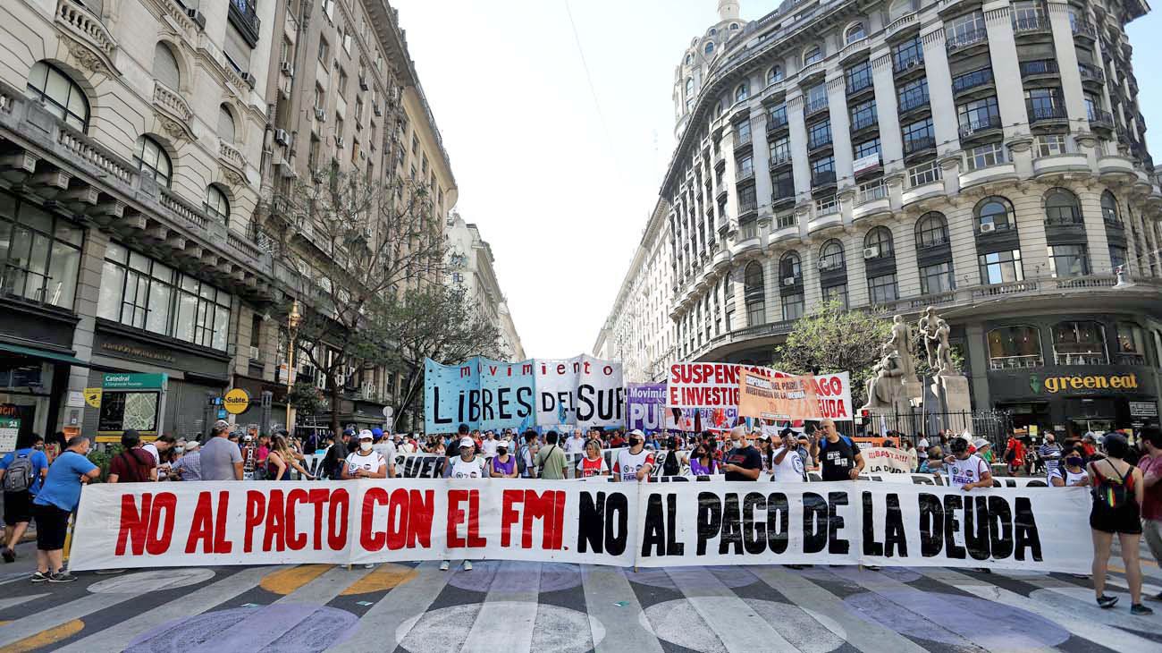 Masiva marcha de piqueteros y la izquierda contra el FMI