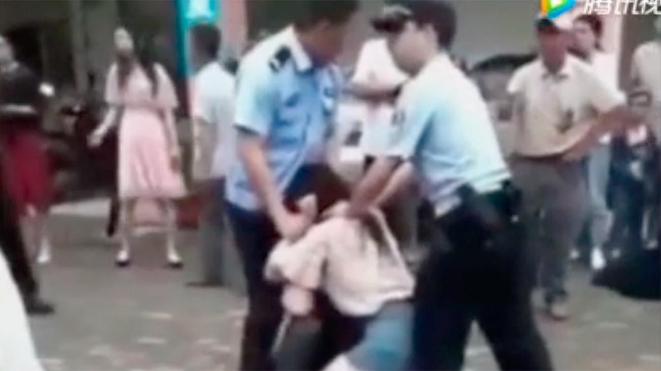 Video | Su novio la dejó y casi le arranca la lengua de un mordisco