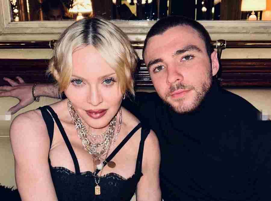 Madonna de duelo, viaja a París para apoyar la nueva expo de su hijo Rocco Ritchie