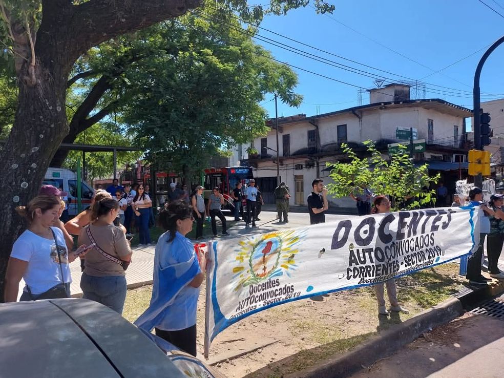 Docentes autoconvocados de Corrientes profundizan las protestas: "Los gremios están arreglados con el Gobierno"