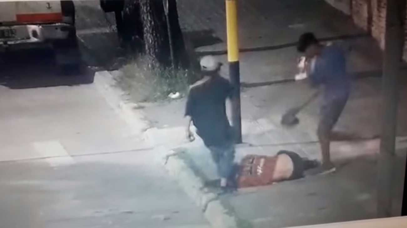 Salvaje ataque a un malabarista: dos menores lo dejaron en coma
