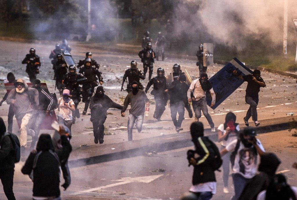 La policía de Colombia mató a un joven al tirarle una bomba lacrimógena en la cabeza