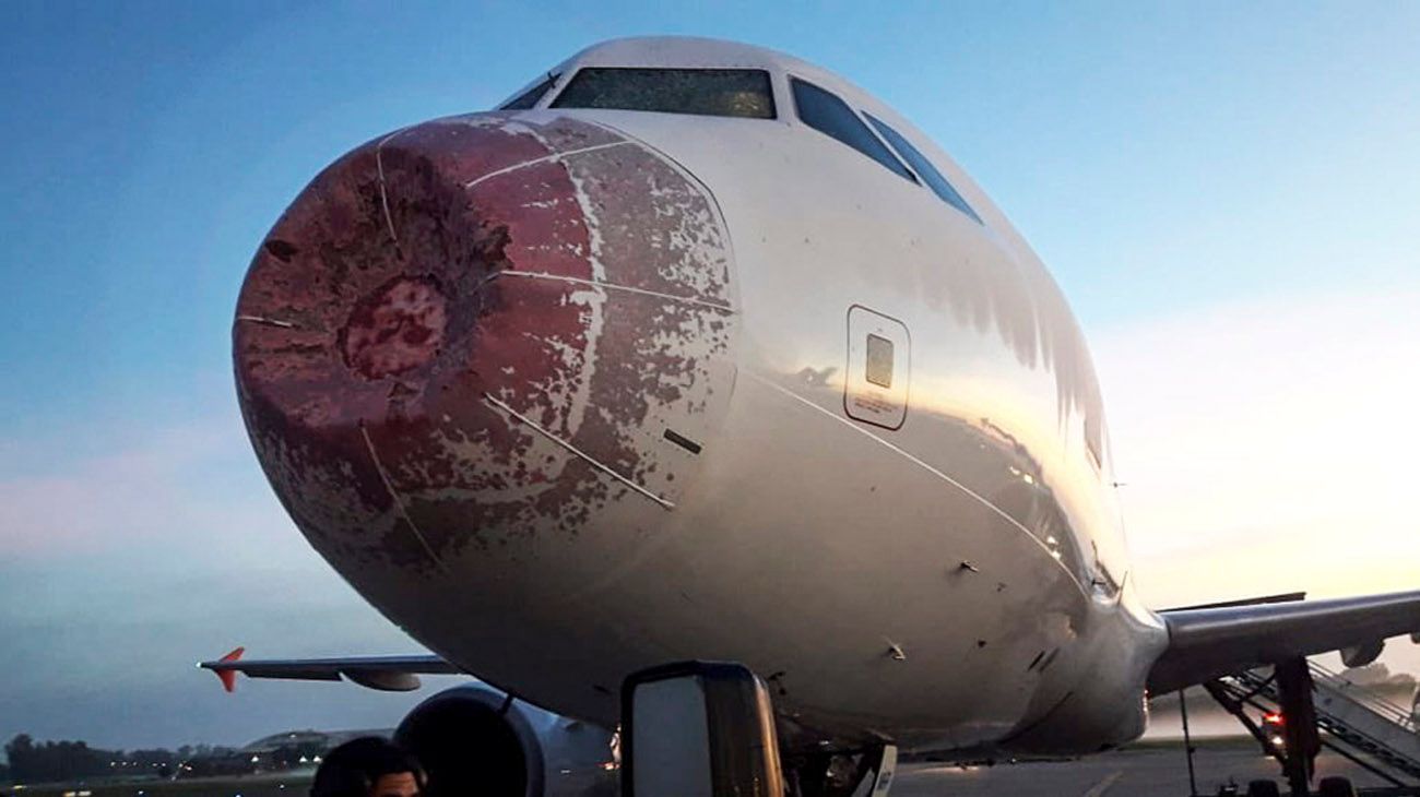Un avión de Latam aterrizó de emergencia en Ezeiza tras temporal de granizo