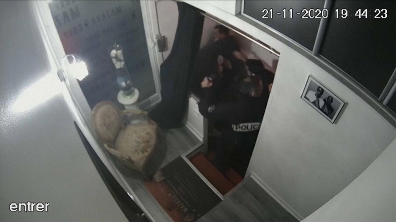 Video: el ataque de la policía francesa a un hombre negro que dejó a Macron "en shock"