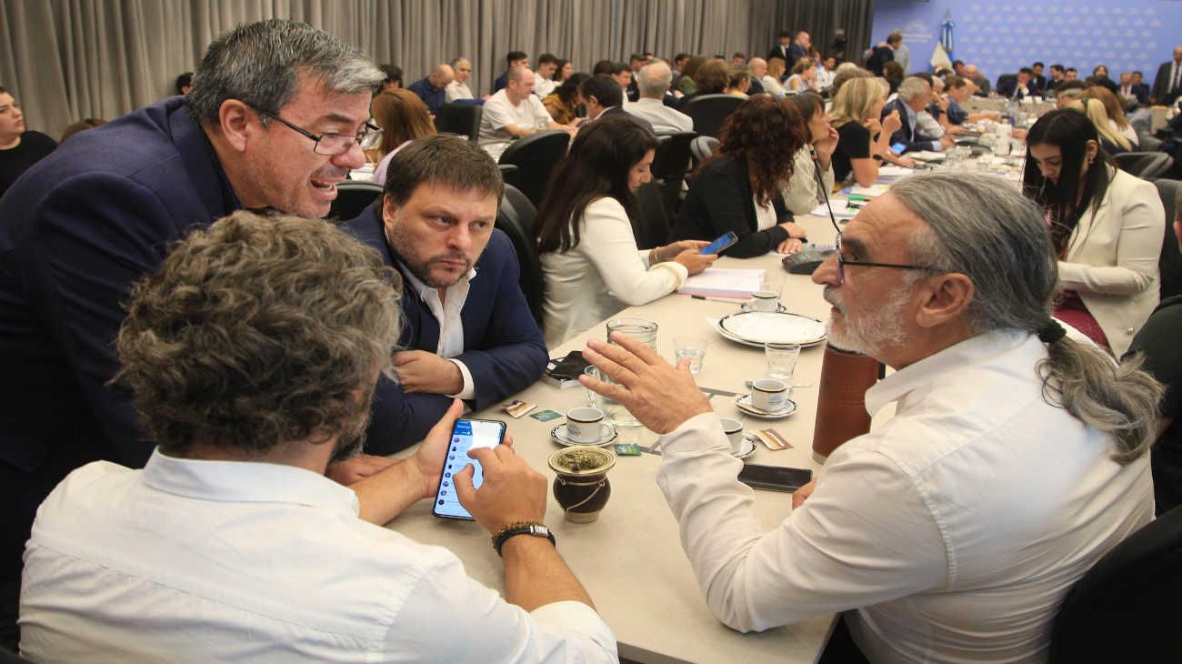 UxP forzó la cuarta reunión con una larga lista de oradores