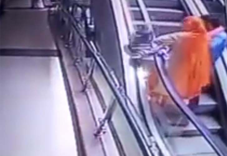 Video: un bebé fue víctima de un descuido mortal en una escalera mecánica