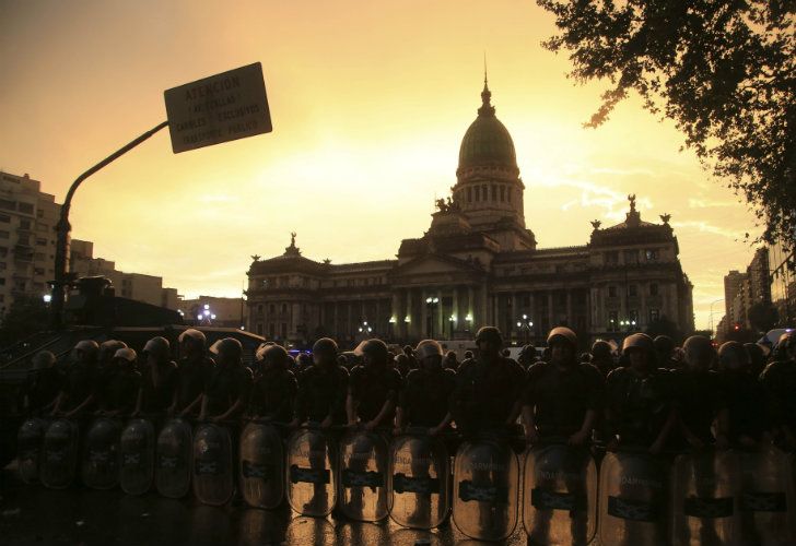Violento choque entre manifestantes y gendarmes frente al Congreso