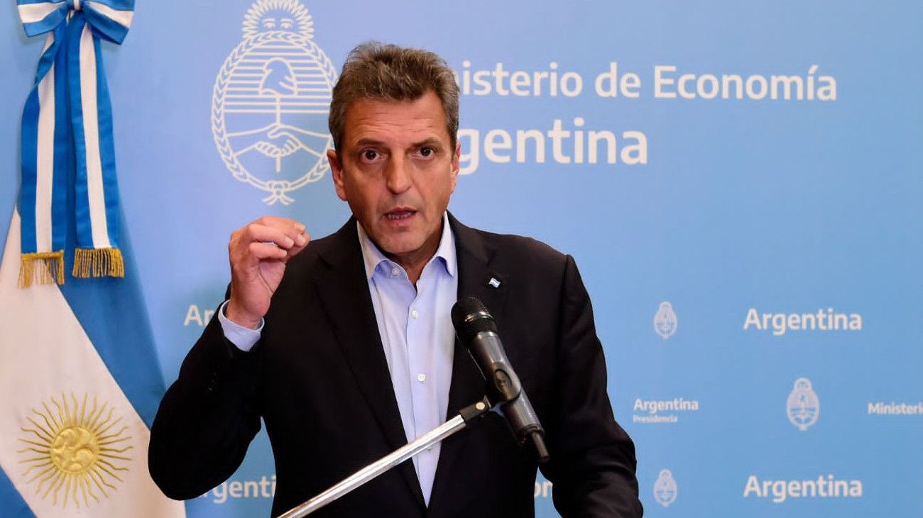 Para atenuar los aumentos, Sergio Massa postergó la aplicación de un impuesto a los combustibles