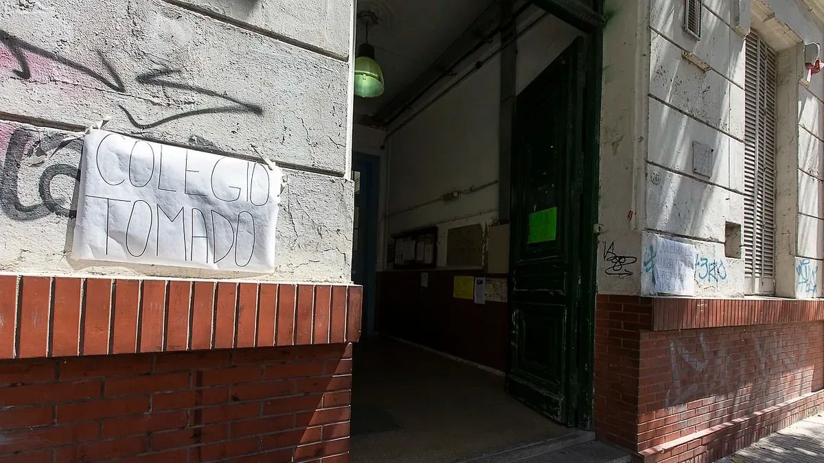 Alumnos tomaron el colegio Normal 5 de Barracas