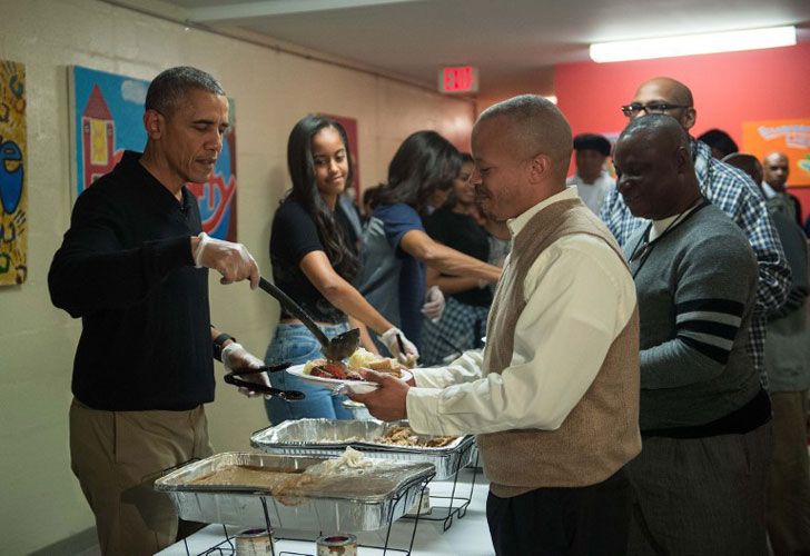 Obama sirvió comida a militares sin hogar