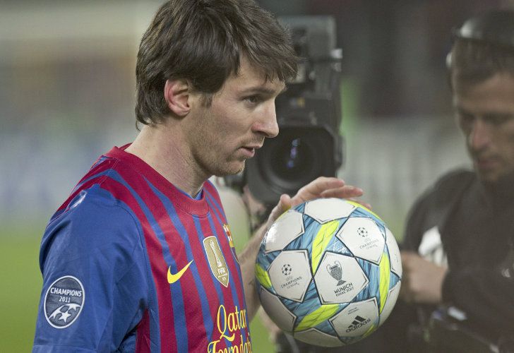 Messi hizo cinco... ¡con dolor de cabeza!
