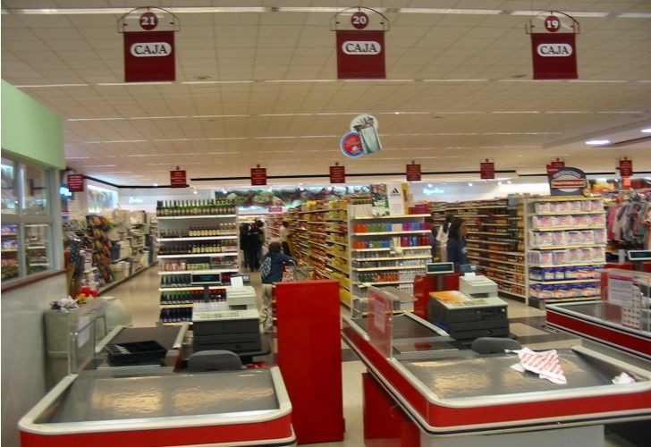 Proponen que los hiper "paguen" las demoras en las cajas
