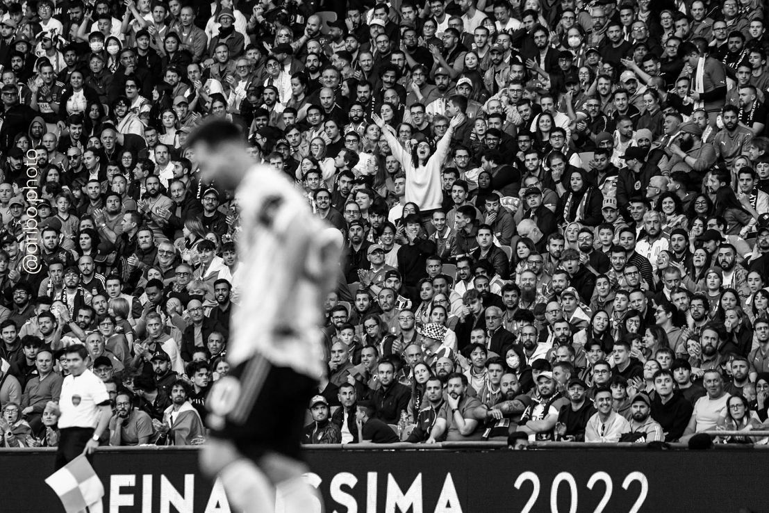 Un retrato de Messi se hizo viral: ¿Maradona estuvo en la Finalísima de Wembley?