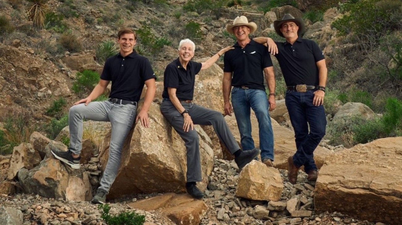 Quiénes son los compañeros de Jeff Bezos en su viaje al espacio