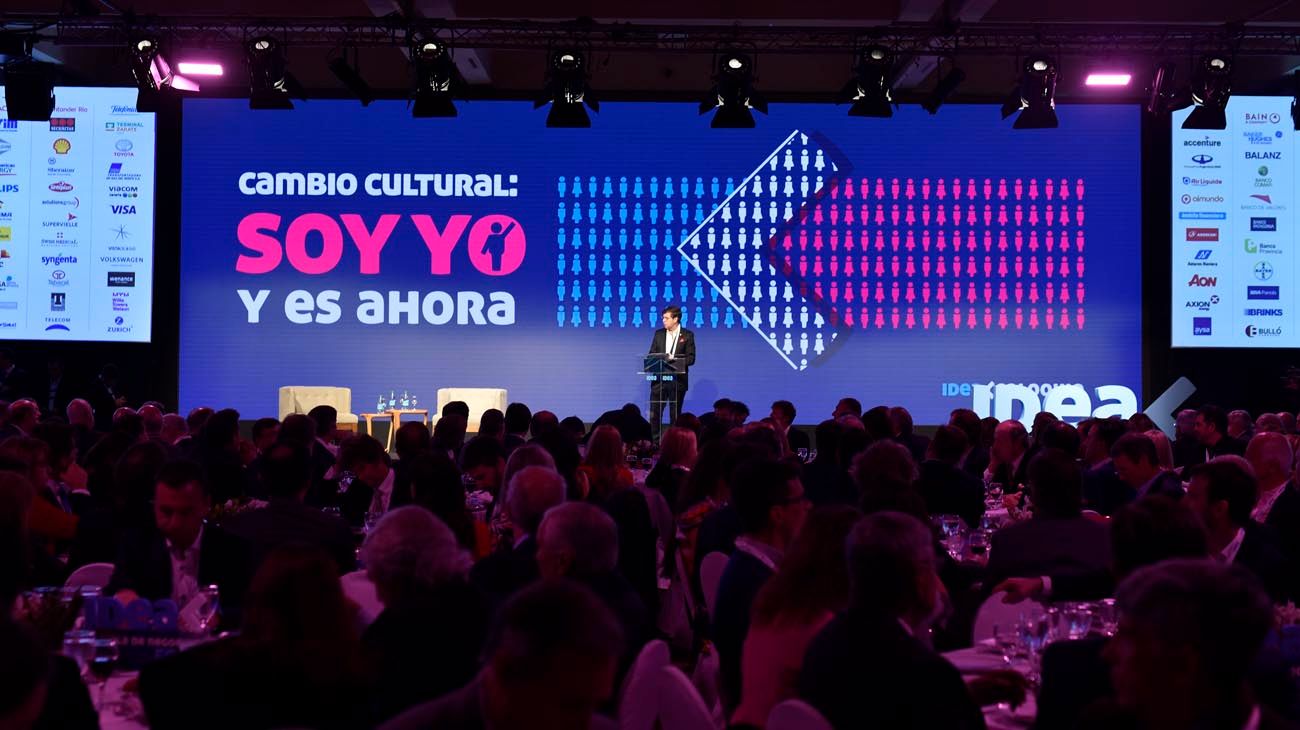 Empresarios salpicados por los cuadernos empiezan a salir de empresas y cámaras