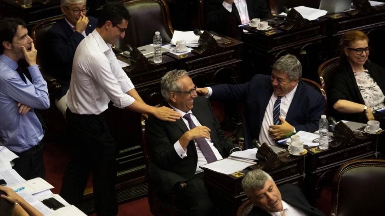 Un diputado pasó la noche de bodas en el Congreso y pusieron la marcha nupcial