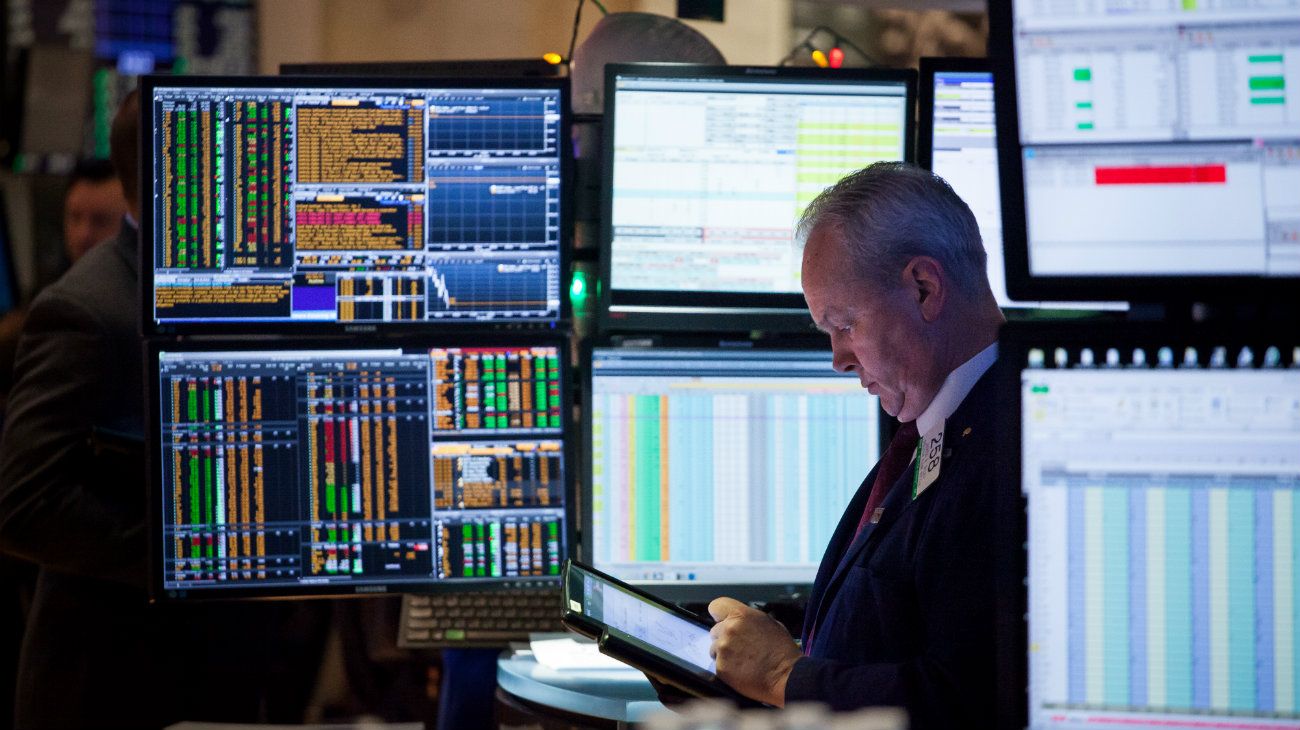 Tecnológicas impulsan al Nasdaq y el dólar logra su máximo en un mes