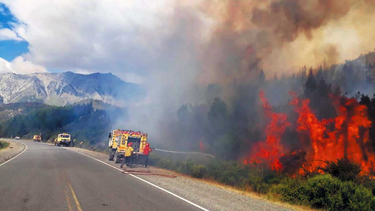 El fuego en El Bolsón sigue descontrolado y ya se quemaron más de 6.800 hectáreas
