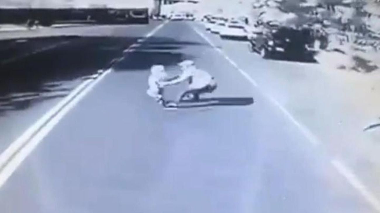 Se tiró frente a un colectivo para salvar a su hijo de 4 años y murió