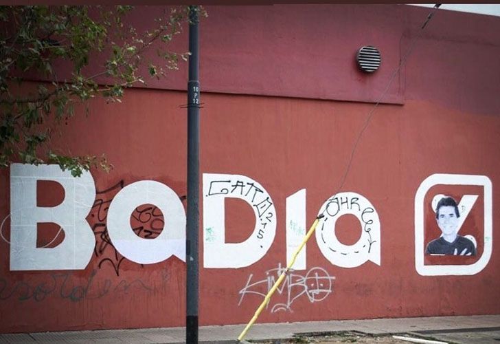 Arman un ocurrente homenaje a Juan Alberto Badía en la pared de un supermercado
