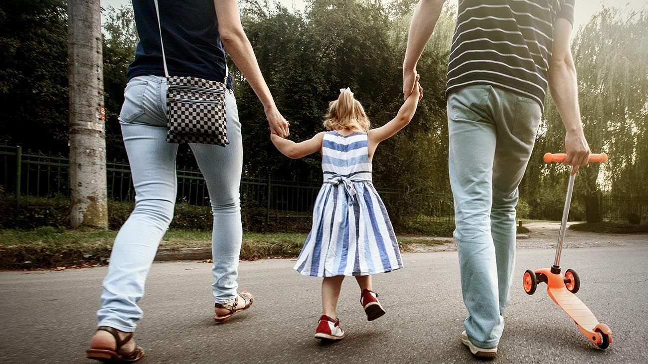 Cómo puede buscar a sus padres biológicos una persona adoptada