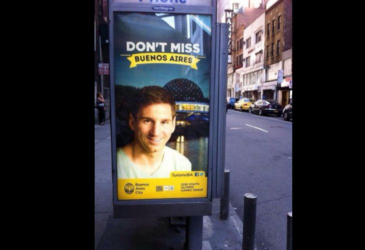 La Ciudad se promociona con Messi en Nueva York con afiches erróneos