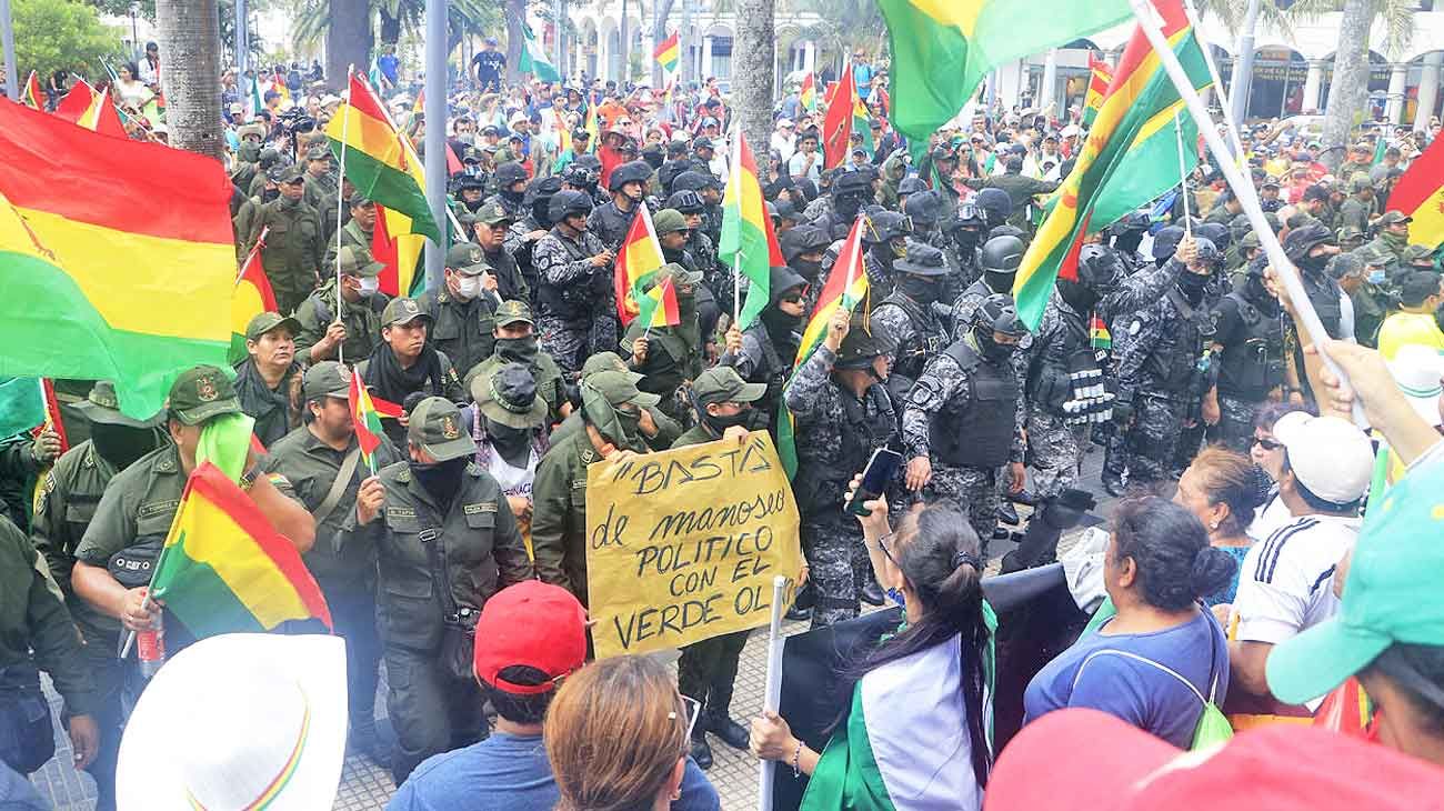 Evo llama al diálogo mientras crece la violencia callejera y se amotina la policía
