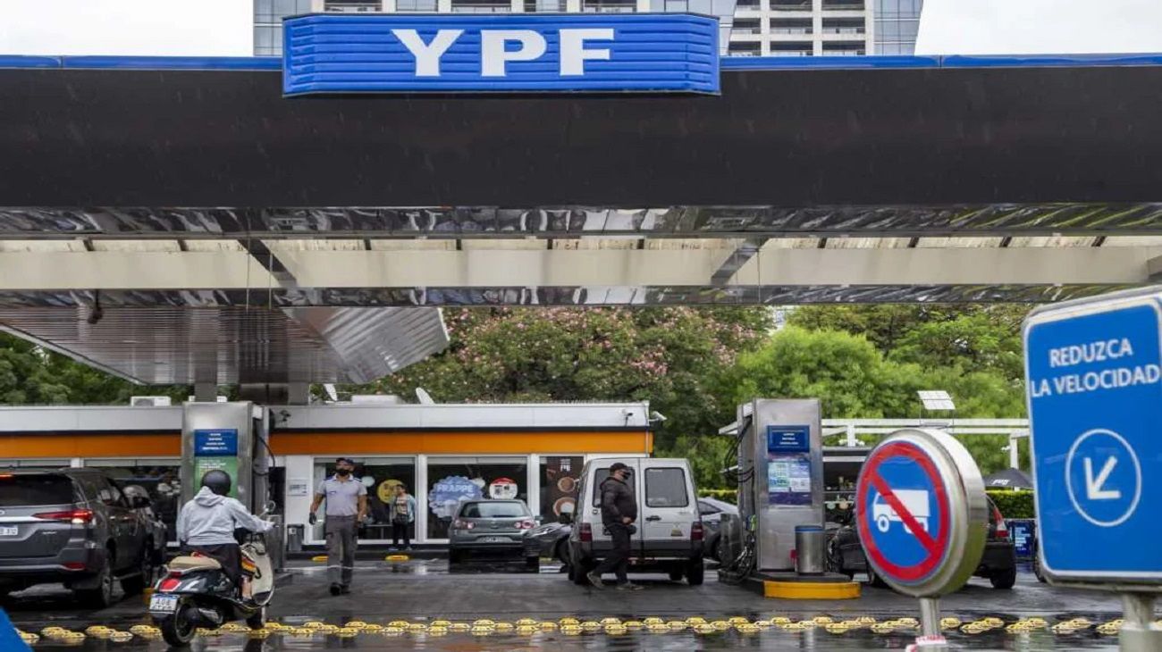 Desde YPF plantearon la posibilidad de bajar los precios de la nafta: “Sería algo histórico si pasara”