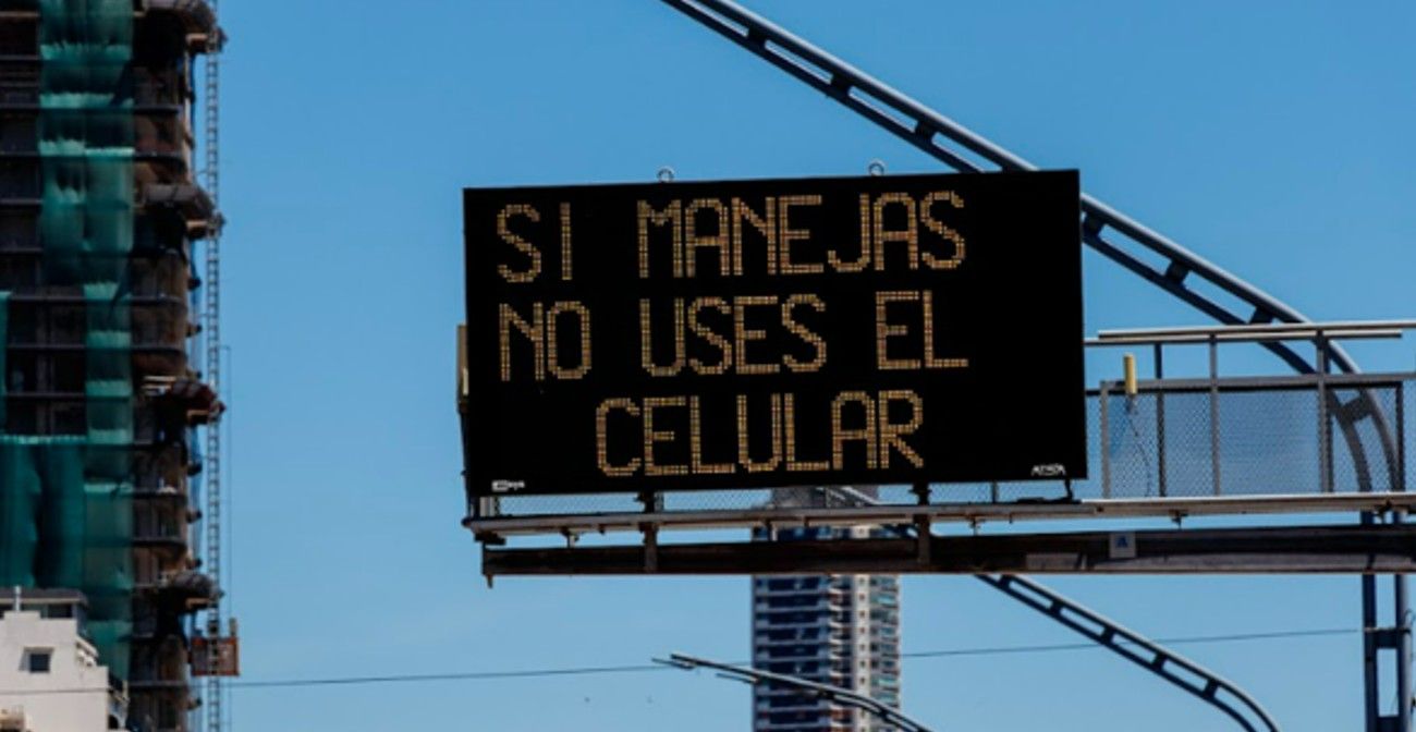 Apagá el celular: en qué situaciones usar el teléfono en el auto puede terminar con una multa de 15 mil pesos