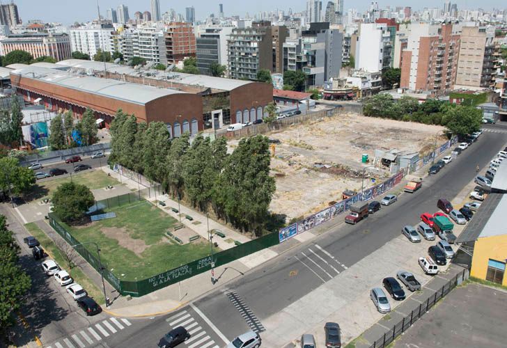 Pese a los reclamos, planean hacer locales en una plaza de Colegiales