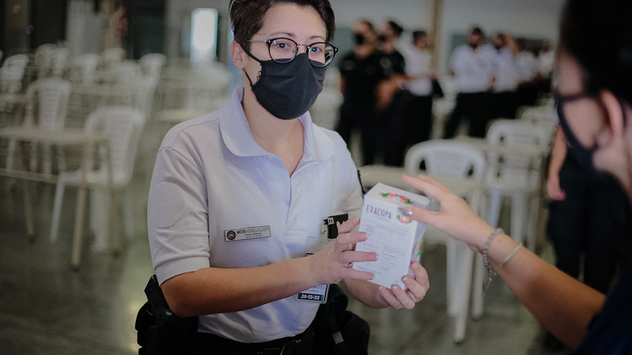 Entregan 2 mil copas menstruales al personal de la Policía de Seguridad Aeroportuaria